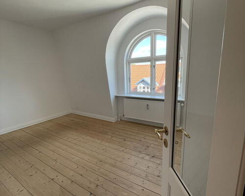 Charmerende 3-værelses i Aalborg Centrum med sydvendt altan, hems og bykig