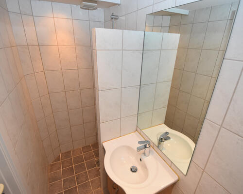 Charmerende taglejlighed med moderne opgraderinger i centrum