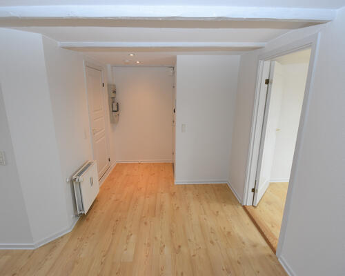 Charmerende taglejlighed med moderne opgraderinger i centrum