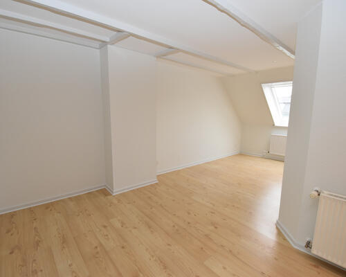 Charmerende taglejlighed med moderne opgraderinger i centrum