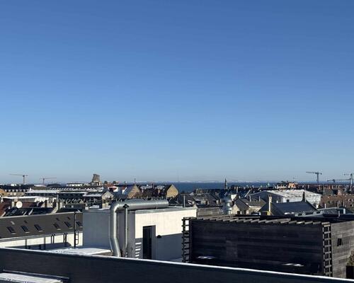 Istandsat lejlighed med privat altan og elevator | København Ø