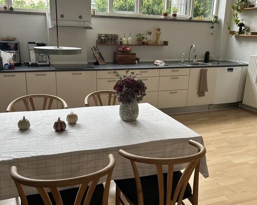 Stor 2-værelses lejlighed med altan og attraktiv beliggenhed på Trøjborg!