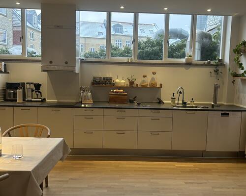 Stor 2-værelses lejlighed med altan og attraktiv beliggenhed på Trøjborg!