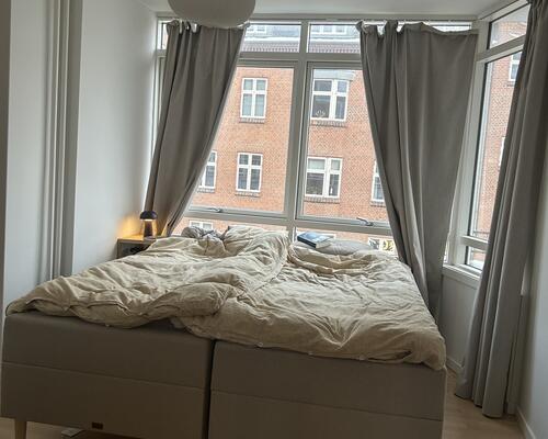 Stor 2-værelses lejlighed med altan og attraktiv beliggenhed på Trøjborg!