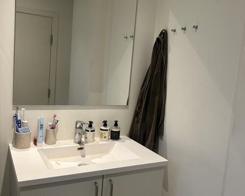 Stor 2-værelses lejlighed med altan og attraktiv beliggenhed på Trøjborg!