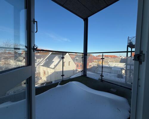 Flot 3 værelses lejlighed med stor vestvendt altan