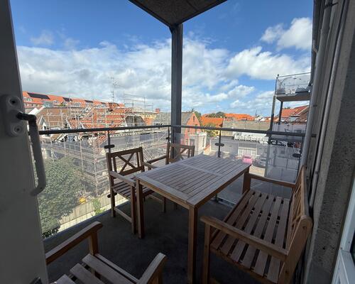 Flot 3 værelses lejlighed med stor vestvendt altan