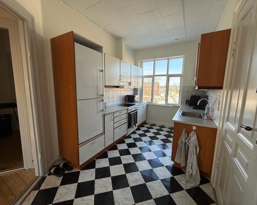 Flot 3 værelses lejlighed med stor vestvendt altan