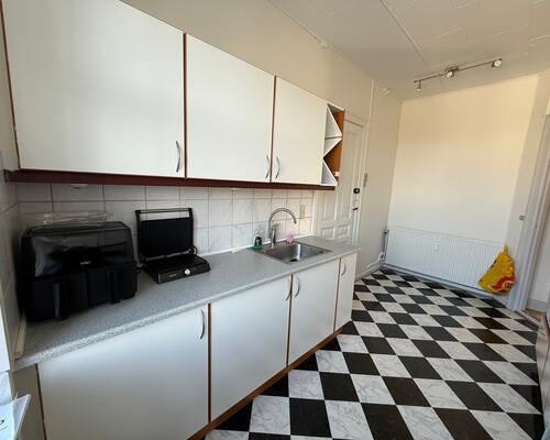 Flot 3 værelses lejlighed med stor vestvendt altan