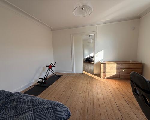 Flot 3 værelses lejlighed med stor vestvendt altan