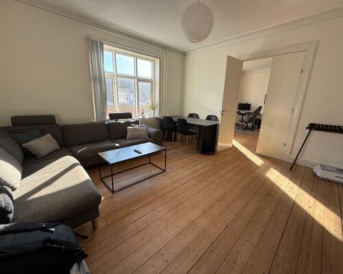 Flot 3 værelses lejlighed med stor vestvendt altan