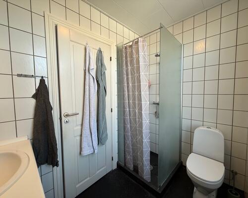 Flot 3 værelses lejlighed med stor vestvendt altan