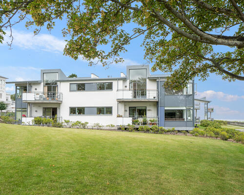 Skøn 3-værelses lejlighed ud til vandet i Skodsborg