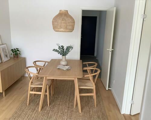 Lyst og velindrettet 2-værelses rækkehus med terrasse og parkering – tæt på indkøb, bus og idrætstilbud