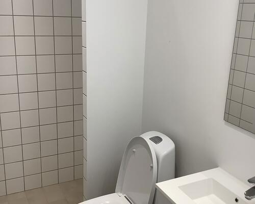 Lyst og velindrettet 2-værelses rækkehus med terrasse og parkering – tæt på indkøb, bus og idrætstilbud