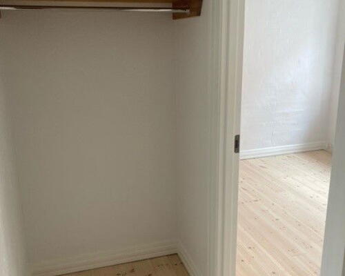 Lys 2-værelses nær Aalborg Centrum – 48 m2 med separat køkken, flisebadeværelse og fælles vaskeri