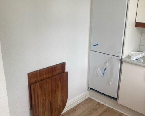 Lys 2-værelses nær Aalborg Centrum – 48 m2 med separat køkken, flisebadeværelse og fælles vaskeri