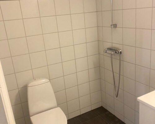 Lys 2-værelses nær Aalborg Centrum – 48 m2 med separat køkken, flisebadeværelse og fælles vaskeri