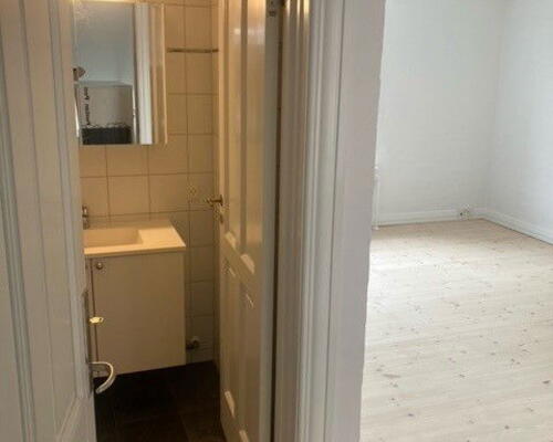 Lys 2-værelses nær Aalborg Centrum – 48 m2 med separat køkken, flisebadeværelse og fælles vaskeri