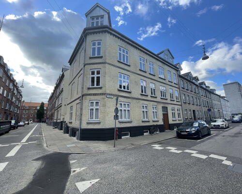 Lys 2-værelses nær Aalborg Centrum – 48 m2 med separat køkken, flisebadeværelse og fælles vaskeri
