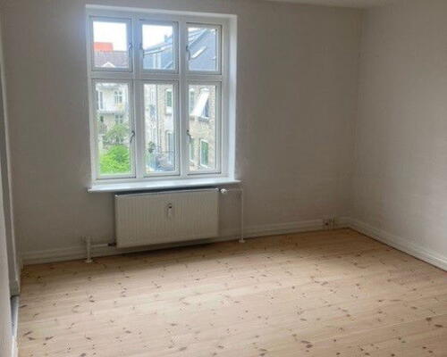 Lys 2-værelses nær Aalborg Centrum – 48 m2 med separat køkken, flisebadeværelse og fælles vaskeri