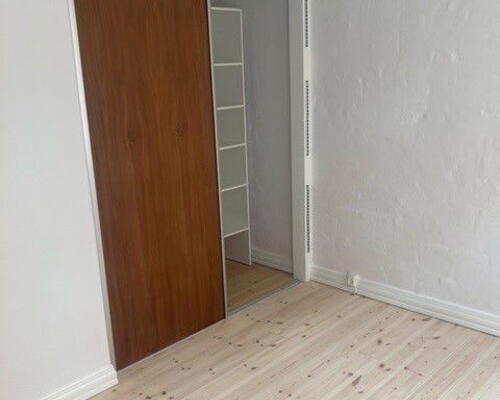 Lys 2-værelses nær Aalborg Centrum – 48 m2 med separat køkken, flisebadeværelse og fælles vaskeri