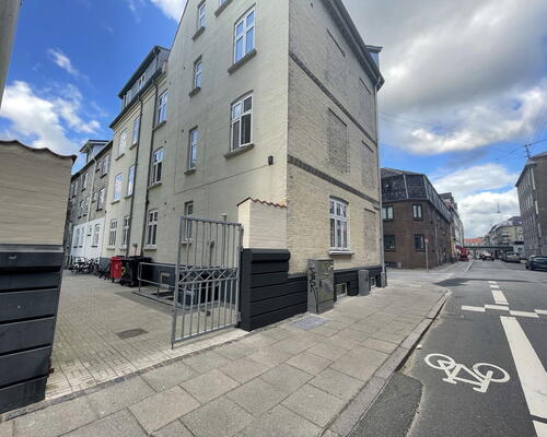 Lys 2-værelses nær Aalborg Centrum – 48 m2 med separat køkken, flisebadeværelse og fælles vaskeri