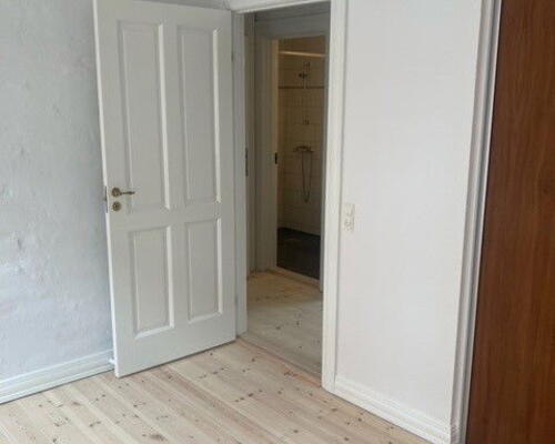 Lys 2-værelses nær Aalborg Centrum – 48 m2 med separat køkken, flisebadeværelse og fælles vaskeri