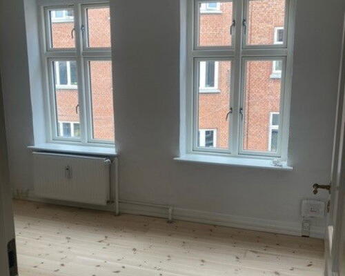 Lys 2-værelses nær Aalborg Centrum – 48 m2 med separat køkken, flisebadeværelse og fælles vaskeri