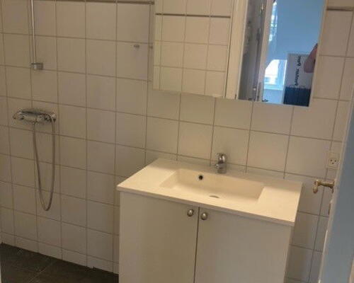 Lys 2-værelses nær Aalborg Centrum – 48 m2 med separat køkken, flisebadeværelse og fælles vaskeri