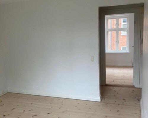 Lys 2-værelses nær Aalborg Centrum – 48 m2 med separat køkken, flisebadeværelse og fælles vaskeri