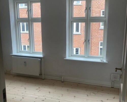 Lys 2-værelses nær Aalborg Centrum – 48 m2 med separat køkken, flisebadeværelse og fælles vaskeri