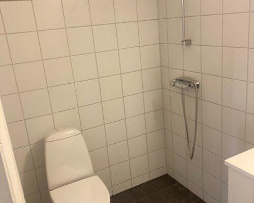 Lys 2-værelses nær Aalborg Centrum – 48 m2 med separat køkken, flisebadeværelse og fælles vaskeri