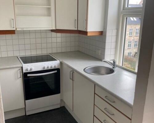 Lys 2-værelses nær Aalborg Centrum – 48 m2 med separat køkken, flisebadeværelse og fælles vaskeri