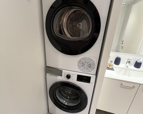 Lækker lejlighed med altan på 4 sal.  billeder er fra en lejlighed magen til.