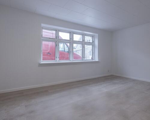 Flot hus med 2 toiletter og helt nyt køkken, gulv etc.