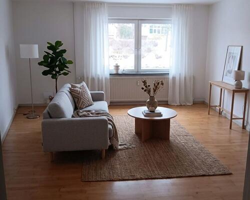 Lys 1-værelses på 44 m2 med separat køkken og parkering – tæt på bus, indkøb og fritidsliv