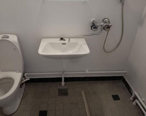 Lys 1-værelses på 44 m2 med separat køkken og parkering – tæt på bus, indkøb og fritidsliv