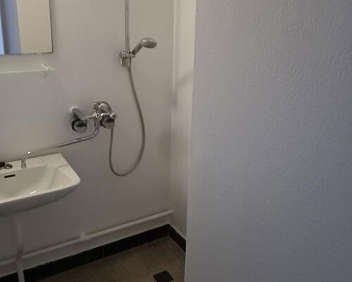 Lys 1-værelses på 44 m2 med separat køkken og parkering – tæt på bus, indkøb og fritidsliv