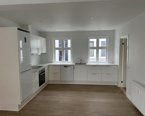 Nyistandsat 4 vær. lejlighed i midtbyen.