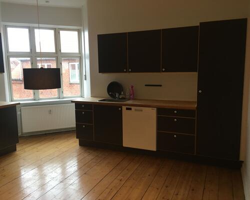 Stor 5. værelses lejlighed i Grenaa.