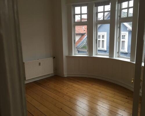 Stor 5. værelses lejlighed i Grenaa.