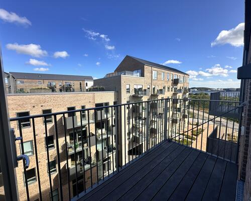 Delevenlig lejlighed med stor altan og parkudsigt