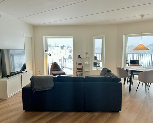 Skøn 4-værelses lejlighed med altan og udsigt