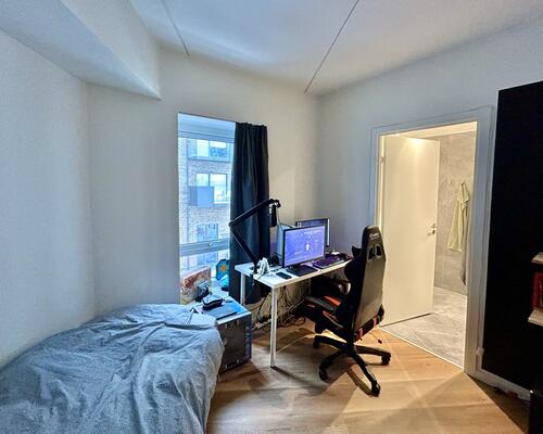 Skøn 4-værelses lejlighed med altan og udsigt