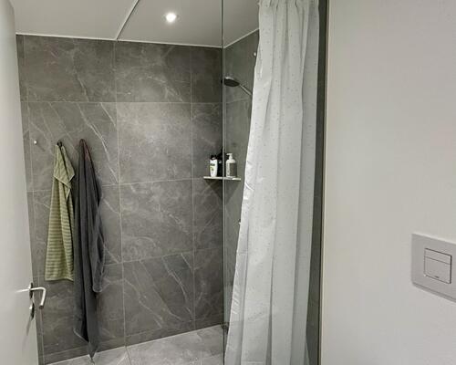 Skøn 4-værelses lejlighed med altan og udsigt