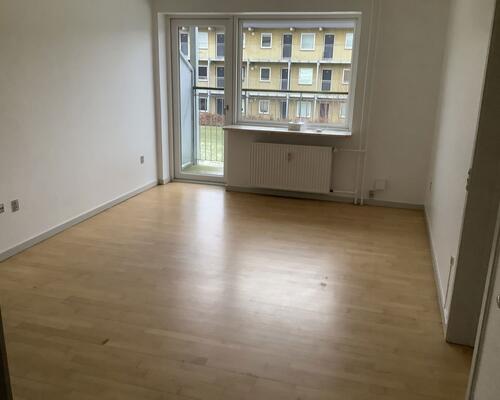 Lys og velindrettet 3-værelses på 58 m2 med fransk altan og parkering – tæt på indkøb og bus