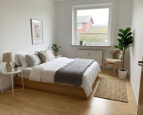 Lys og velindrettet 3-værelses på 58 m2 med fransk altan og parkering – tæt på indkøb og bus