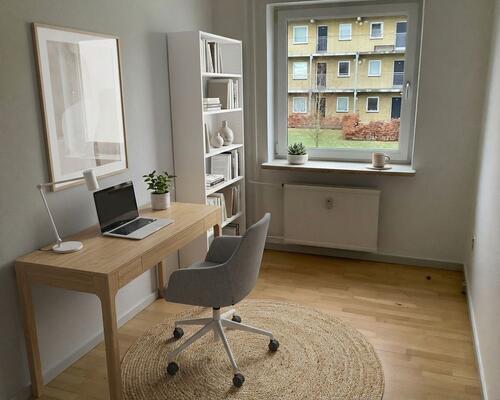 Lys og velindrettet 3-værelses på 58 m2 med fransk altan og parkering – tæt på indkøb og bus