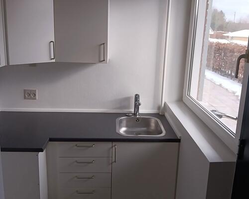 Lys 1-værelses på 44 m2 med separat køkken og parkering – tæt på bus, indkøb og fritidsliv